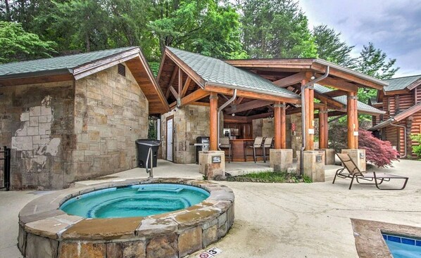 Outdoor spa tub - Golfing Dreams (Pigeon Forge)