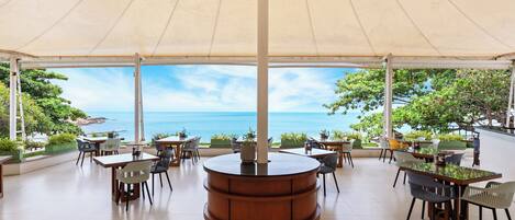 تناول الطعام بالخارج