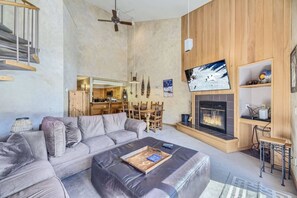 Televisión y chimenea