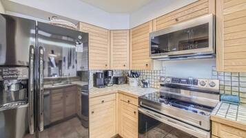 Fridge, microwave, stovetop, dishwasher