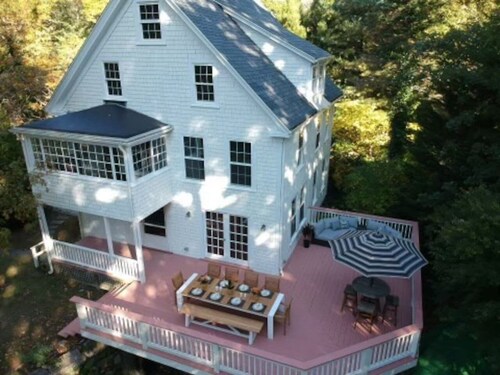 Quissett Landing | Sleeps 12 | Walk to The Knob