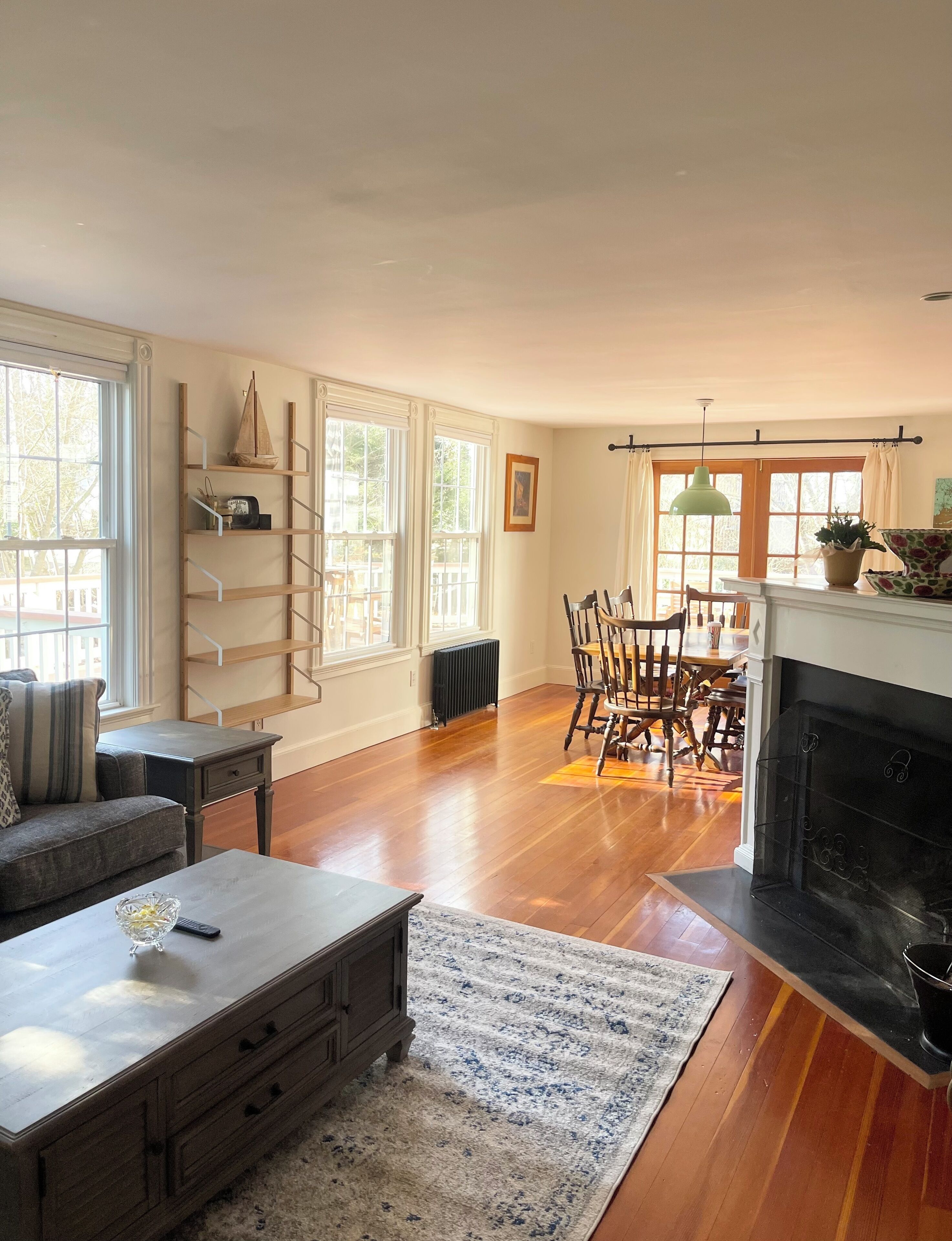 تلفزيون ذكي، مدفأة، كُتُب