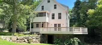 Charming 4-bedroom country house with WiFi and AC in Falmouth