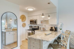 冷蔵庫、電子レンジ、オーブン、コンロ