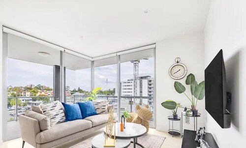 Modern 3BR Riverside APT W/Parking near Shops&Park