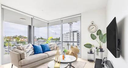 Modern 3BR Riverside APT W/Parking near Shops&Park