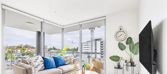 Modern 3BR Riverside APT W/Parking near Shops&Park