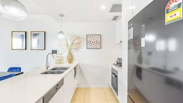 Køleskab, mikrobølgeovn, ovn, kogeplade