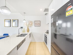 冷蔵庫、電子レンジ、オーブン、コンロ