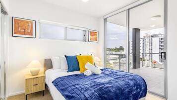 3 kamar tidur, setrika/meja setrika, tempat tidur bayi, dan Wi-Fi