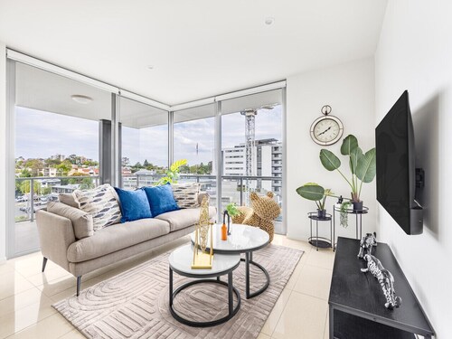 Modern 3BR Riverside APT W/Parking near Shops&Park