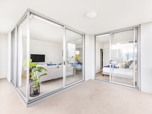 3 habitaciones, tabla de planchar con plancha, cuna de viaje y wifi 