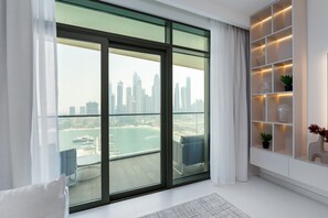 2 bedrooms - Modern 2BR Emaar Beachfront w Pvt Beach Access (Dubai)