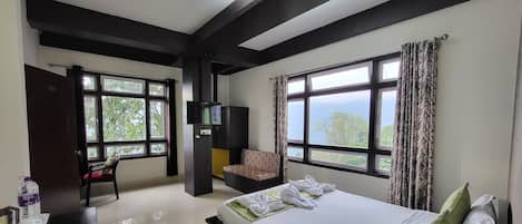 Habitación doble Deluxe, vista a la montaña | Espacio para trabajar con laptop, wifi gratis y ropa de cama