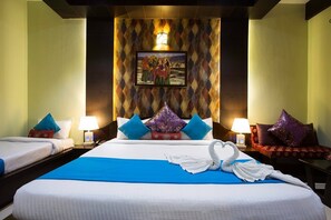 Habitación triple Premium | Espacio para trabajar con un portátil, wifi gratis, ropa de cama