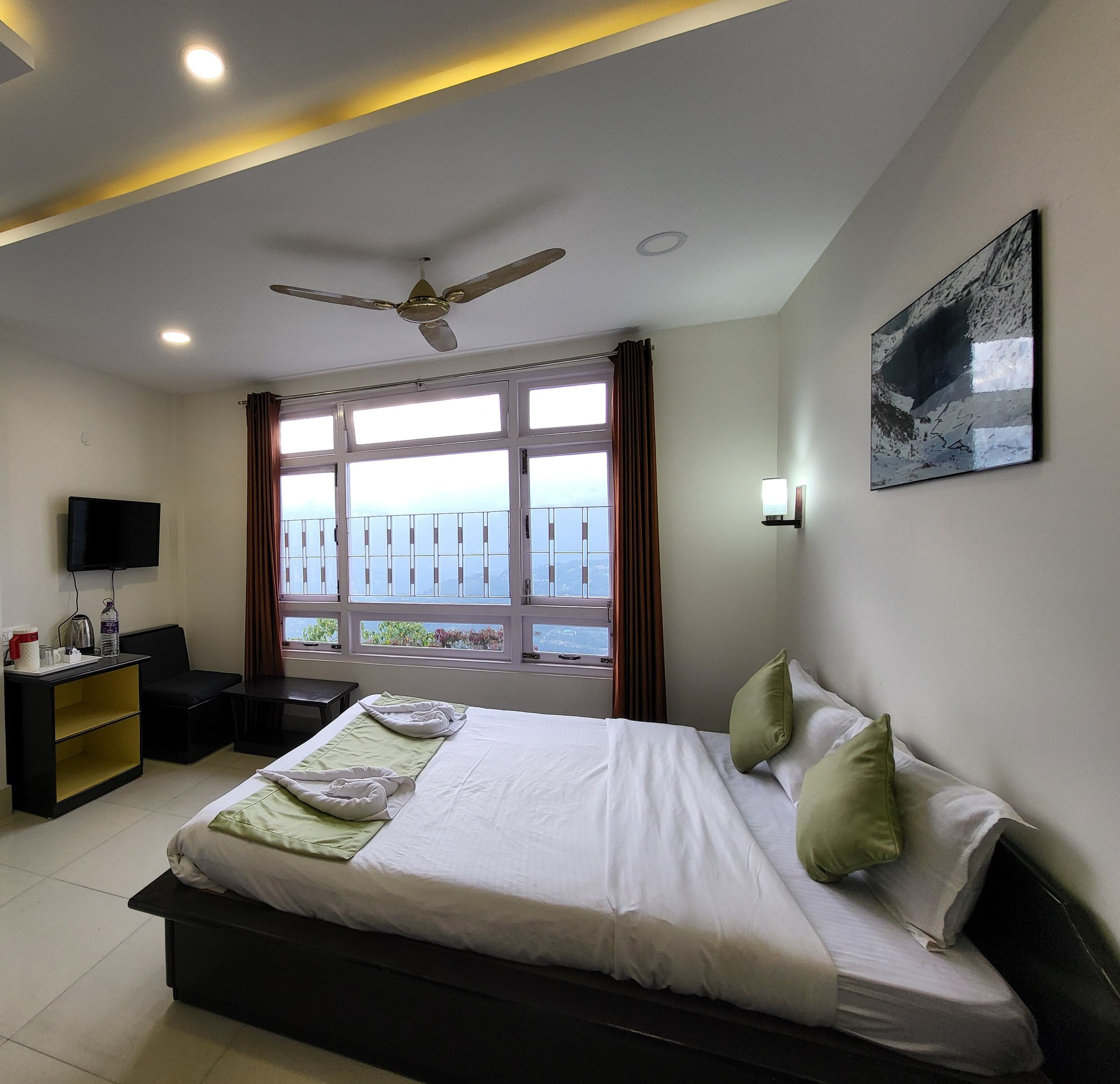 Deluxe Double Room, 1 Double Bed, Mountain View | Laptop workspace, free WiFi, bed sheets