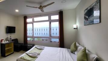 Deluxe Double Room, 1 Double Bed, Mountain View | Laptop workspace, free WiFi, bed sheets