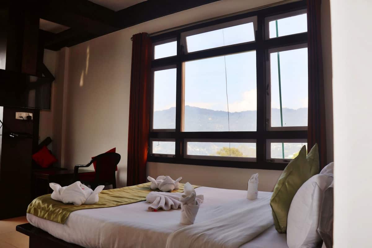 Deluxe Double Room, Mountain View | Ruang kerja komputer riba, Wi-fi percuma, cadar katil