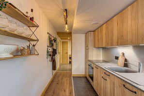 Fridge, oven, dishwasher, coffee/tea maker