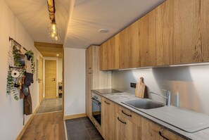 Réfrigérateur, four, lave-vaisselle, cafetière/bouilloire