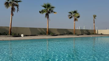 2 outdoor pools