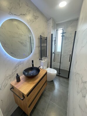 Dusche, Haartrockner, Handtücher, Seife