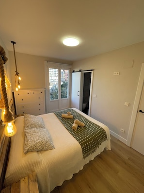 2 bedrooms, desk, WiFi, bed sheets