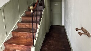 A wooden staircase with a green handrail and a sign indicating the direction to the toilets. - Authentic, rustic farmhouse in the heart of the Ariege Pyrenees (Saint-Lizier)