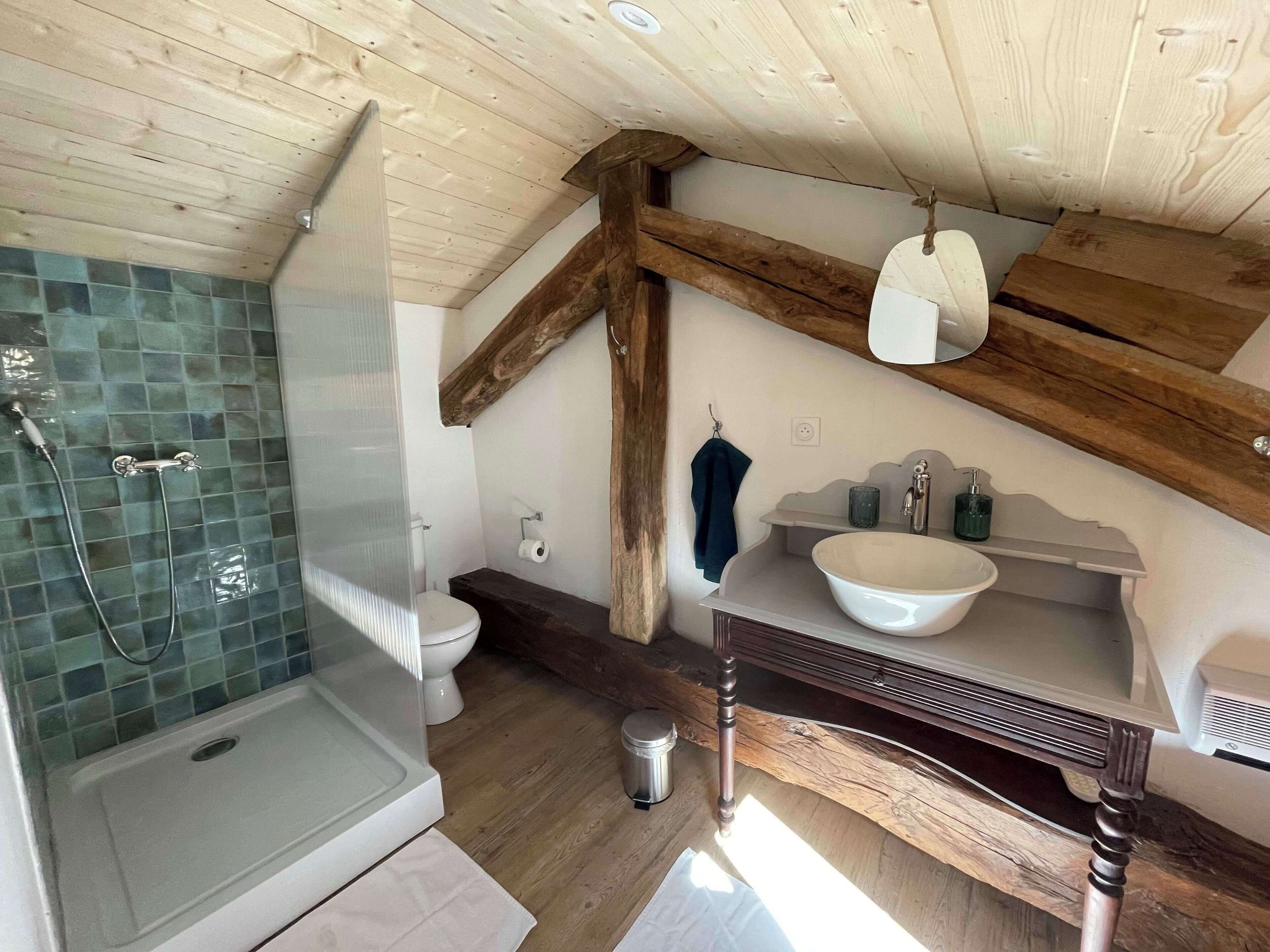 Douche, sèche-cheveux, serviettes fournies, shampoing