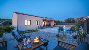 A modern house with a swimming pool, outdoor seating, and a patio area. - Villa Mindula (Sukosan)