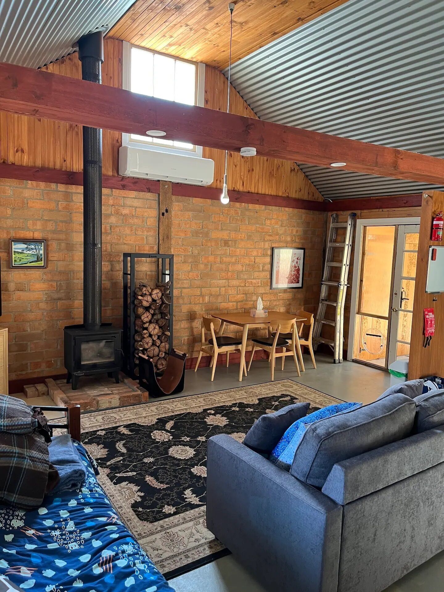 Smart TV, chimenea y libros 