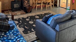 Smart TV, fireplace, books - Rainbow valley bunkhouse (Warrenbayne)