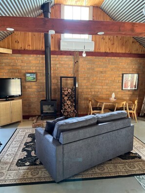 Smart TV, fireplace, books - Rainbow valley bunkhouse (Warrenbayne)