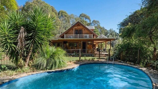 A house with a swimming pool surrounded by lush greenery. - Rainbow valley bunkhouse (Warrenbayne)