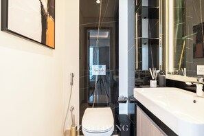 Family Apartment, 1 Bedroom | Bathroom | Bathtub, free toiletries, hair dryer, bidet - Stylish 1BR at Me Do Re | Panoramic View + Parking (Dubai)