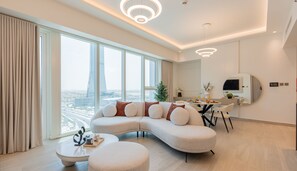 Familienapartment, 1 Schlafzimmer | Wohnbereich | 55-Zoll-Fernseher mit Satellitenempfang