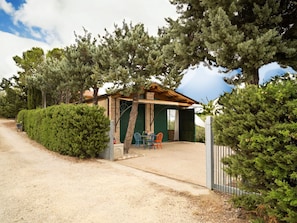 A rustic cabin with a gravel driveway, surrounded by dense evergreen trees. - Stunning  villa with hot tub, private pool, WIFI, A/C, patio, pets allowed and panoramic view (Città Sant'angelo)
