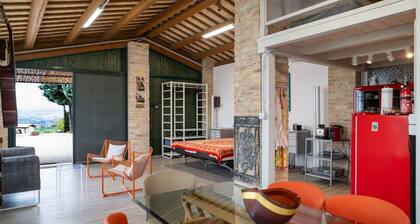 Stunning villa with WIFI, A/C, hot tub, patio, pets allowed, panoramic view and parking