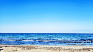 A beach with clear blue water and a sandy shore. - Lovely apartment for 4 guests with WIFI, pool, A/C, TV and terrace (Pachino)