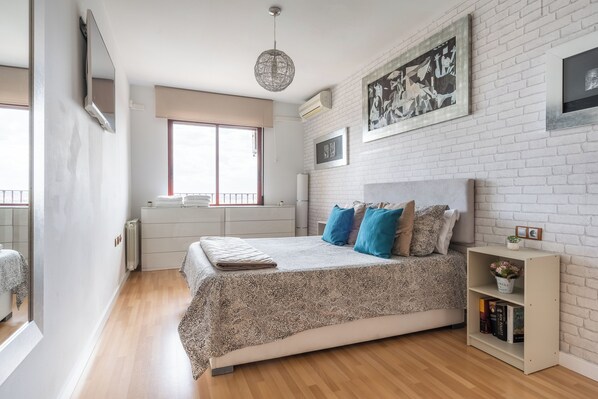 3 bedrooms, desk, iron/ironing board, travel cot