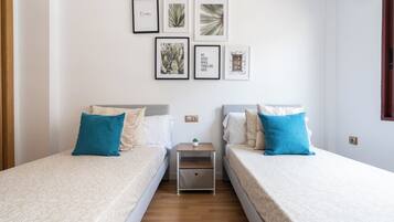 3 slaapkamers, een bureau, een strijkplank/strijkijzer, reisbedje