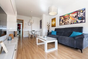 Smart TV, books, stereo