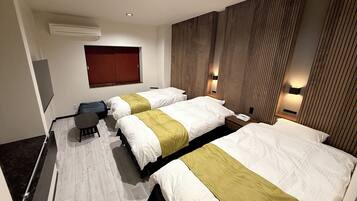 Dreibettzimmer | Daunenbettdecken, schallisolierte Zimmer, Bügeleisen/Bügelbrett