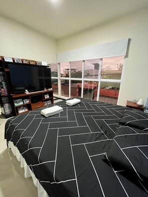 3 chambres, fer et planche à repasser, Wi-Fi, draps fournis