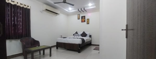 Classic Apartment | 10 bedrooms, desk, laptop workspace, free WiFi - Smart Stay Rooms (Vijayawada)