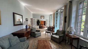 TV, fireplace, ping pong, books