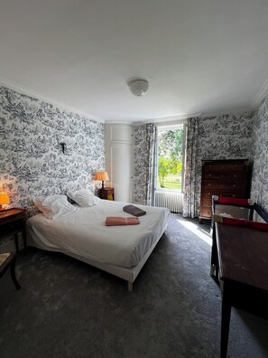 8 bedrooms, iron/ironing board, free WiFi, bed sheets - Le Chesnoy magnificent house for 20 people private swimming pool, tennis court (Parly)