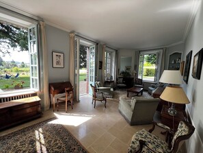 TV, fireplace, table tennis, books