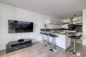 100-cm Smart TV with digital channels