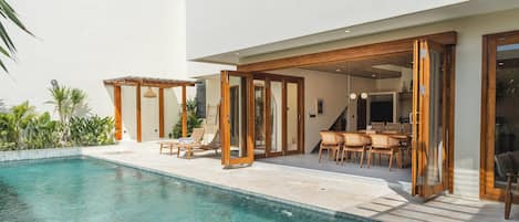 สระว่ายน้ำกลางแจ้ง, เก้าอี้อาบแดดริมสระ